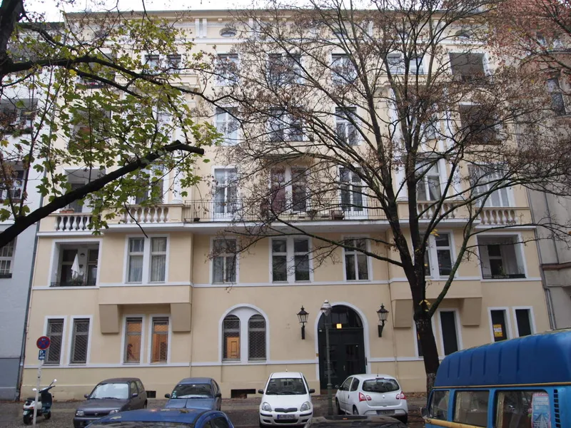 möblierte  1 Zimmer im repräsentativen Stuckaltbau in KuDamm-Nähe  -  wunderschöner Garten — photo 1